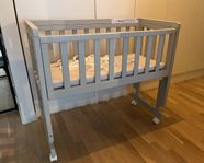 Troll Bedside Crib - Ljusgrå