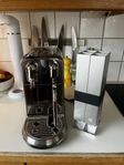 Nespresso kapselmaskin med mjölkskumare och tillbehör