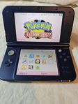 Nintendo 3DS XL med Pokemon omega ruby installerats.