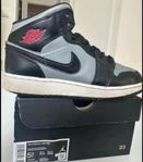 Nike Air Jordan 1 Mid svart gråa 