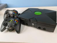 Xbox Classic (Original). Fint skick med 2 sjyssta kontroller