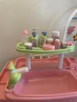  Baby set med matstol, badkar, hyllor, garderob m.m