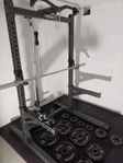 Rack + Vikter 97,5 kg  + Skivstång + Golvskyddsmatta 6m2