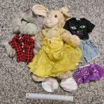 Build a bear kanin med tillhörande kläder (nypris 1500kr)