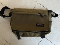 eastpak messenger olive ny 