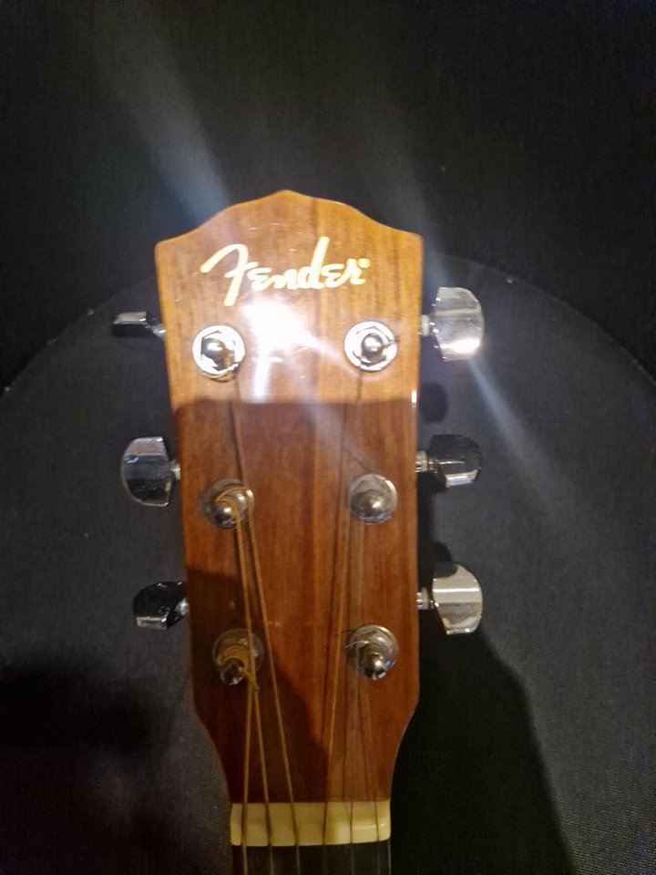 Fender stålsträngad