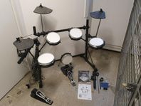 Trumset m Yamaha DTXPRESS, förstärkare Peavey Micro Bass