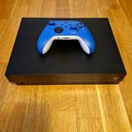 Xbox One X med kontroll och spel