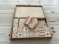 Stort äldre domino i trälåda. Nostalgi / vintage.