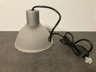 Hänglampa med vit frostad kupa. Fönsterlampa fr Ikea. Retr