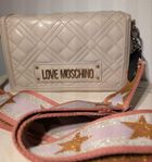 LOVE MOSCHINO - liten axelremsväska i beige läder