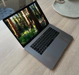 Macbook Pro (1 TB SSD, 16 GB RAM, Intel 2,2 Ghz 6-Core i7)