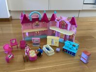 Roligt lekslott med möbler och figurer