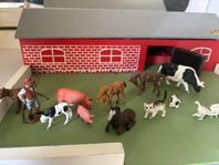 fin äldre bondgård, djurstall med djur