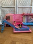 Barbie buss och tillbehör och Barbie dockor