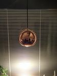 Kopparfärgad fönster eller taklampa