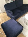 2-sits Howardsoffa med fotpall