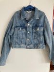 Jeansjacka stl 152, kort oversize, från 2024.