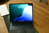Ipad pro 12.9 gen 4 1TB and Magic keyboard.