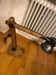 Lampa av massivt trä och järn