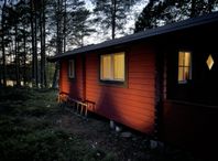 Charmig stuga – stor hörntomt, båtplats och byggmöjligh