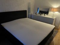 säljer ut en hel lägenhet 