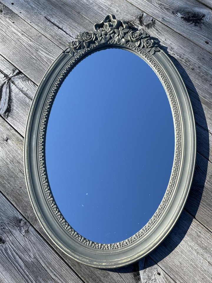 Vacker oval spegel med fina detaljer