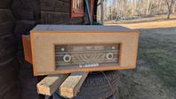 Gammal radio med skivspelare Conserton