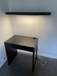 skrivbord och hylla med lampa (kan säljas separat)