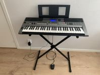 Yamaha E443 Keyboard inkl stativ och sustainpedal