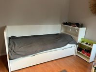 Säng med tillhörande hylla