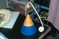 Fönsterlampa med blå glasskärm.