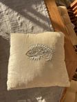 Vintage creme kudde i sammet med broderier detaljer