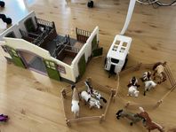 Schleich stall, hästar, transport och figurer 