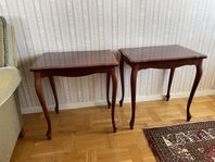 Två sidobord i mahogny