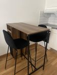 bar bord med stolar