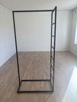 Hallmöbel i svart stål (klädförvaring/upphängning)