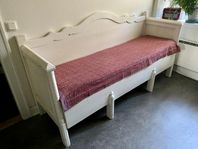 Vit allmoge kökssoffa fin i köket eller sommarstugan 