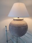 lampa , stor och rustik.