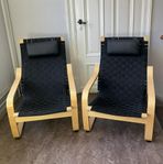 Två fåtöljer Ikea Poäng med  flätad svart sadelgjord