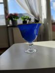 Blå skål på fot från Reijmyre glasbruk hantverk 