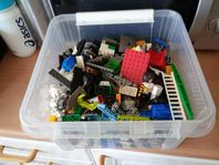 lego stort låda säljes billigt pga flytt 
