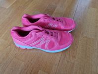 Inomhus- sneakers stl 38 i jättefint skick