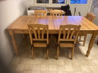 Stort rustikt matbord i massiv furu m 6 stolar. Röd stol.