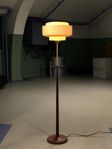 Golvlampa i teak och mässing.