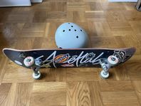 Skateboard och hjälm