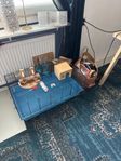 stor hamsterbur m massor av tillbehör.