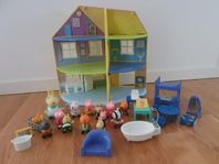 Gretagris hus med möbler och figurer