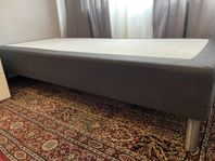 Enkelsäng 200x90 säljes, befintligt skick. 