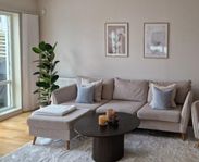 County 3-sits soffa med pall i Alex beige tyg och ekben